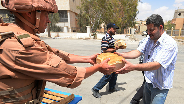 Раздача хлеба российскими военнослужащими в Сирии. Архивное фото