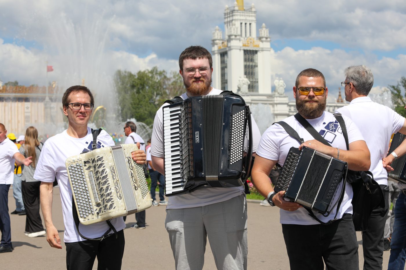 Жители СВАО приняли участие в рекордном параде мастеров ручной гармоники