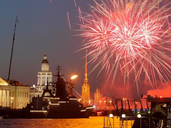 Фейерверки над Невой во время празднования Дня Военно-морского флота в Санкт-Петербурге, Россия, 30 июля 2017 года. Фото / Associated Press