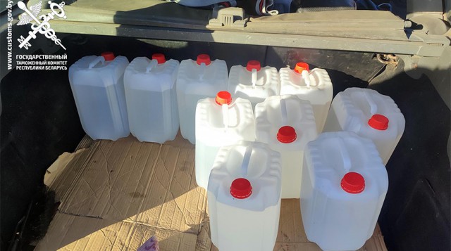 Двое жителей Бобруйска незаконно перевозили из России более 500 л спиртосодержащей жидкости.