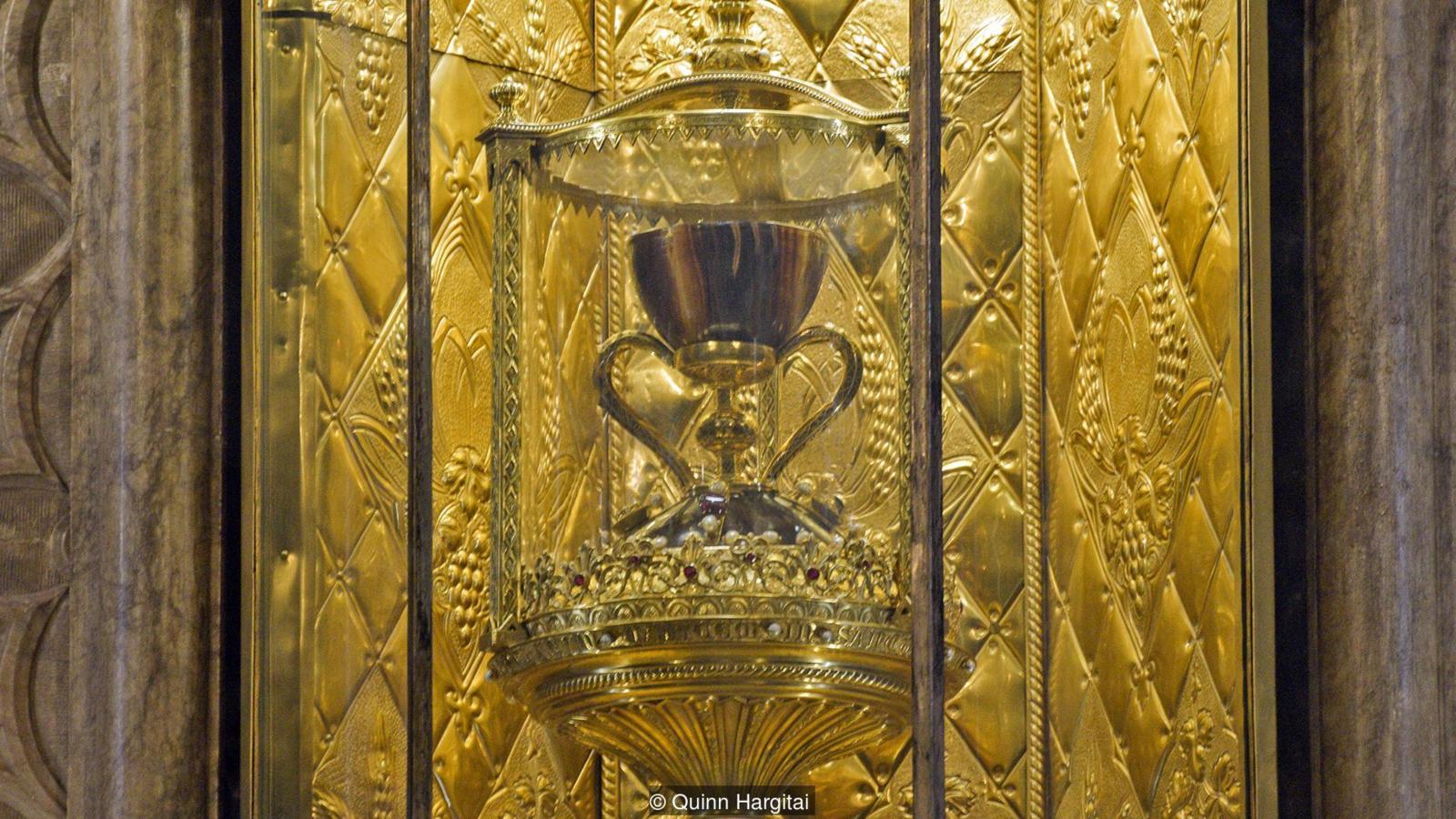 Чаша вырезана из агата и имеет большие золотые ручки и основание, инкрустированное драгоценными камнями (фото: Квинн Харгитай)