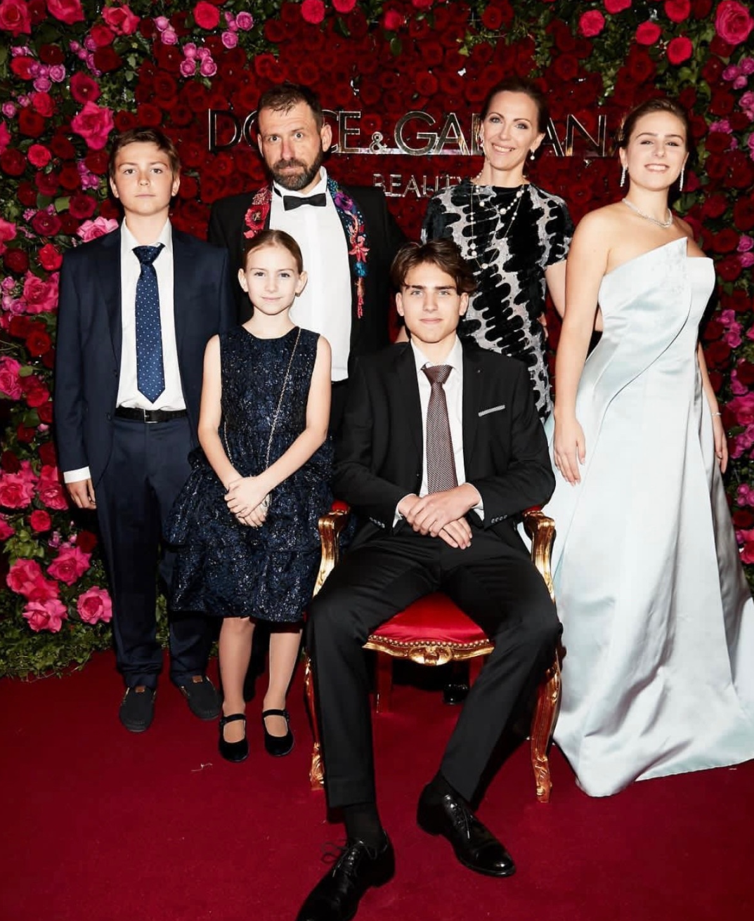 Что известно о старшей дочери миллиардера Игоря Рыбакова Полине, которая снялась в «Сокровищах императора» вместе с отцом Полина, Рыбаков, чтобы, этого, миллиардера, девушка, Рыбакова, менеджером, образования, женой, Полины, известно, Полину, Катей, отцом, вместе, компании, детей, Например, императора»