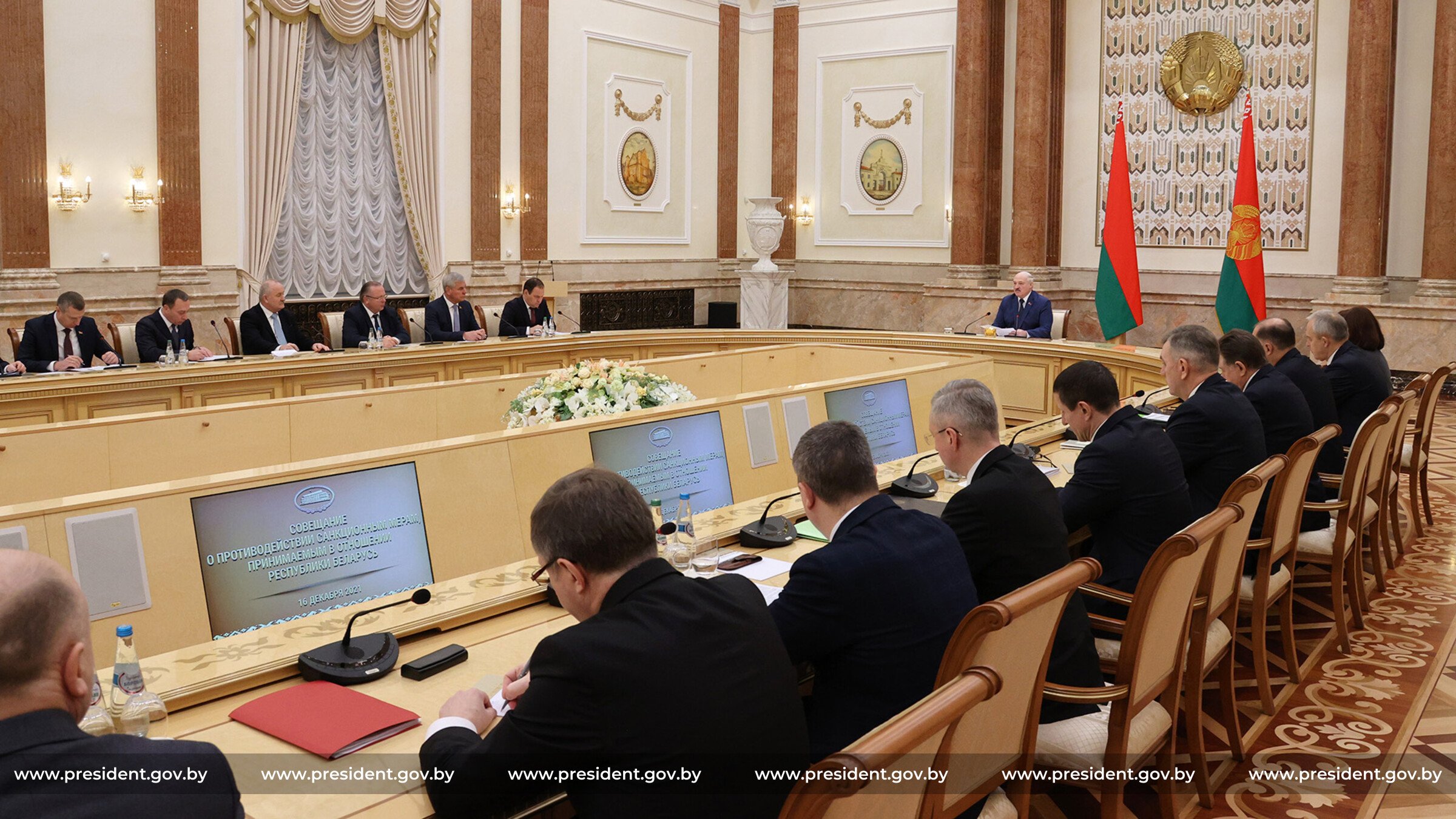 Многие руководители учреждений в Минске занимают антигосударственную позицию. Об этом президент Белоруссии Александр Лукашенко...