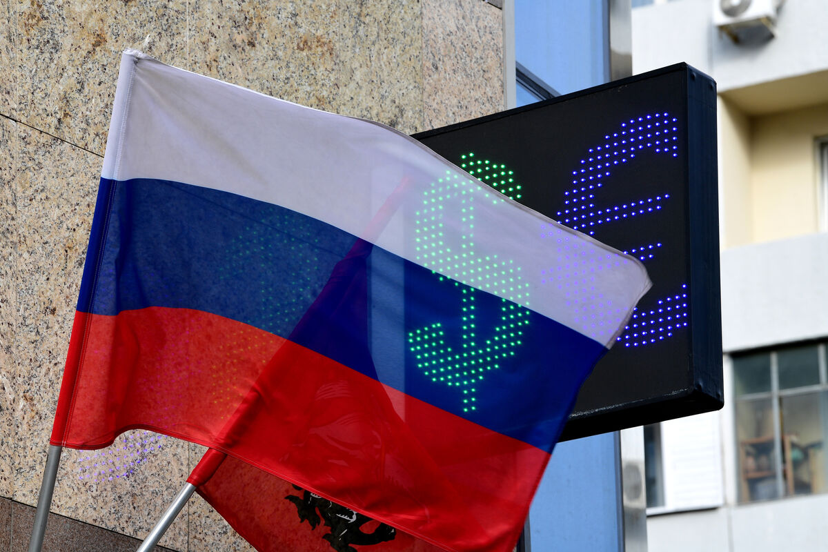 Курс евро рухнул ниже 98 рублей на фоне укрепления рубля