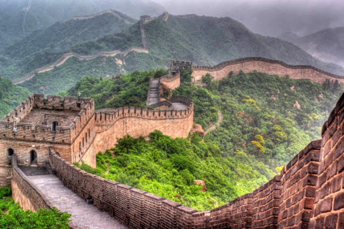 Великая китайская стена, оказывается, разрушается не только временем, но и самими китайцами. /Фото: travellingtati.com