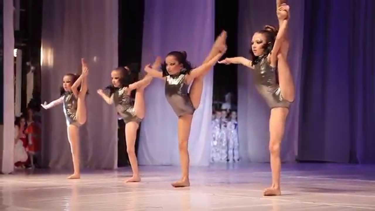 Видео танцев 10 лет. Танцы для девочек 10-12 лет. Детский танец ups. Дети танцуют на сцене. Девочка 10 лет танцует.