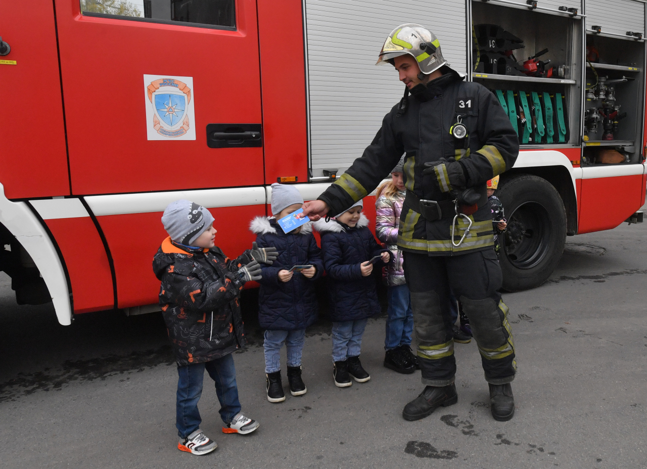 Обсуждения пожарных. С днем пожарного. Пожарные Украины. Пожарные эвакуируют детей. Пожар в школе.