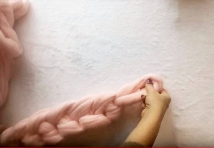 За час и без спиц: Как самому сделать модный шарф-косичку За час и без спиц: Как самому сделать модный шарф-косичку вязание,рукоделие,самоделки,своими руками,творчество,умелые руки