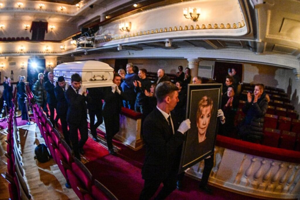 Веру Алентову похоронили на Новодевичьем кладбище рядом с мужем