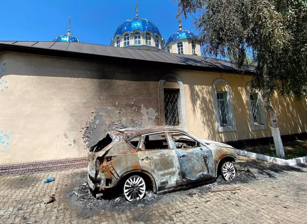 Сгоревший автомобиль месте теракта в Дербенте. Фото: КОНТЕКСТ