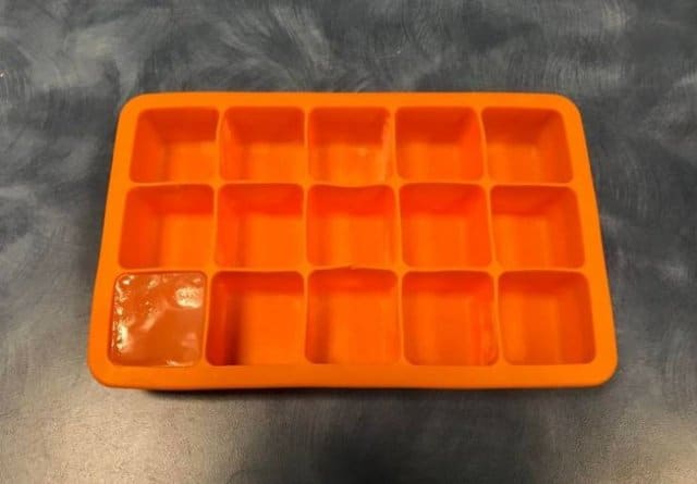 кубик льда в оранжевой формочке
