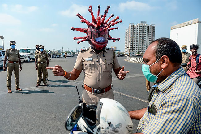 В Индии полицейский в шлеме коронавируса призывает людей оставаться дома вирус, своих, художник, полицейский, ЛайфстайлИндия, увидеть, смогли, благодаря, нечто, создать, решил, Поэтому, невидимо, потому, заболевания, реальной, опасности, ощущают, считает, мерахГаутам