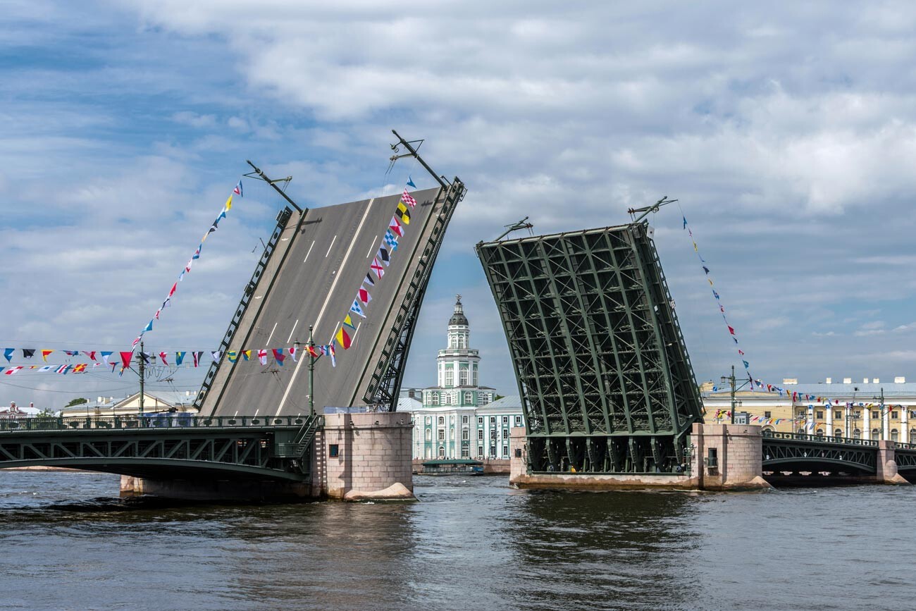 8 самых красивых мостов Петербурга