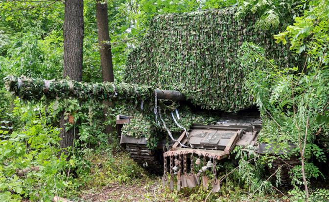 На фото: цанк «Царь-мангал» с маскировочной сетью в зоне специальной военной операциb/