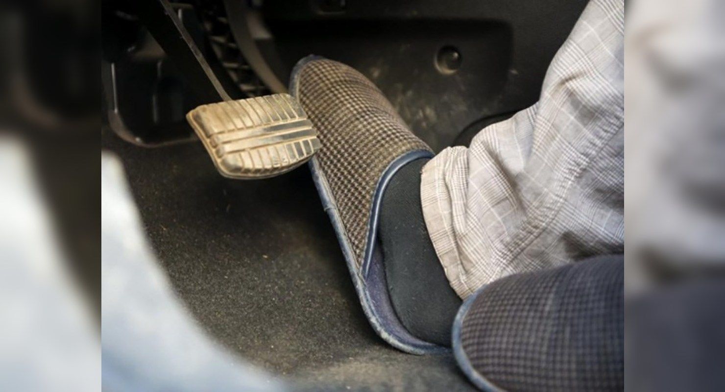 Какая обувь не подходит для управления автомобилем Автомобили
