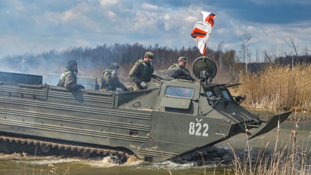 Специалисты танковой дивизии ЗВО отработали эвакуацию экипажей БМП-2 в Подмосковье