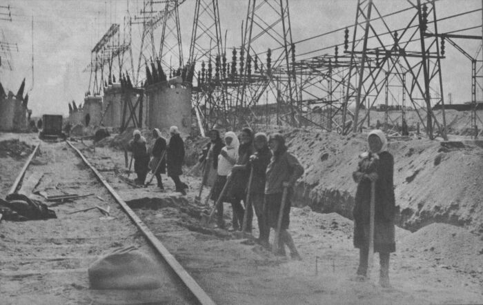 Индустриализация в СССР продвигалась быстрыми темпами / Фото: tr.pinterest.com