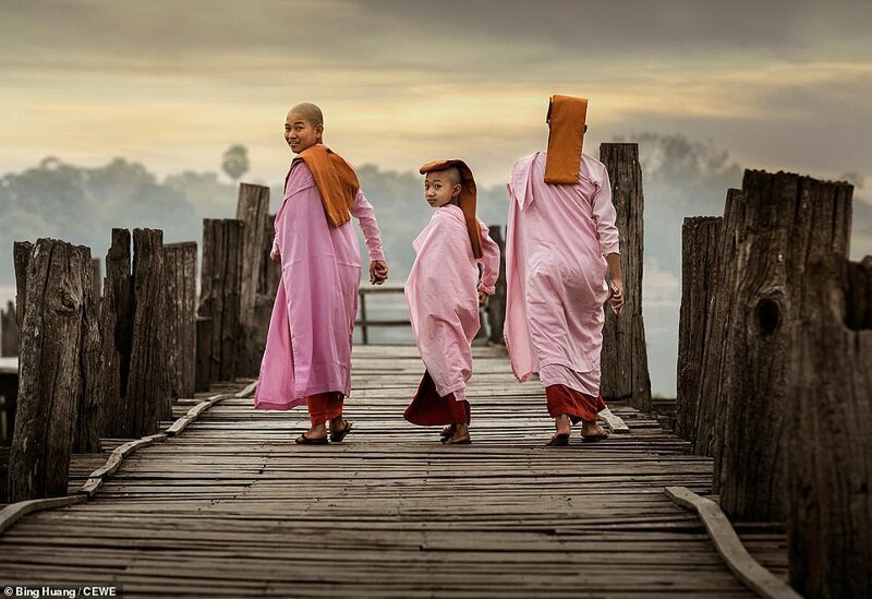 Девочки на пирсе. Мьянма. Фотограф - Бинг Хуан cewe photo award, красивые фотографии, лучшие фото, лучшие фотографии, номинанты, участники, фотоконкурс, фотоконкурсы. природа