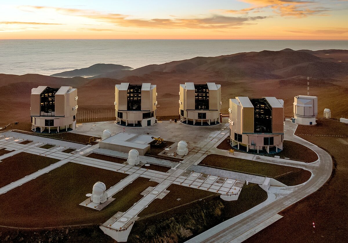 Very Large Telescope - Очень Большой Телескоп. Находится в Чили. Именно они очень внимательно, в 4 глаза,  присматривались к пришельцу после его обнаружения