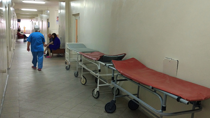 Койки в коридорах и холодные батареи: Что происходит с нашими больницами