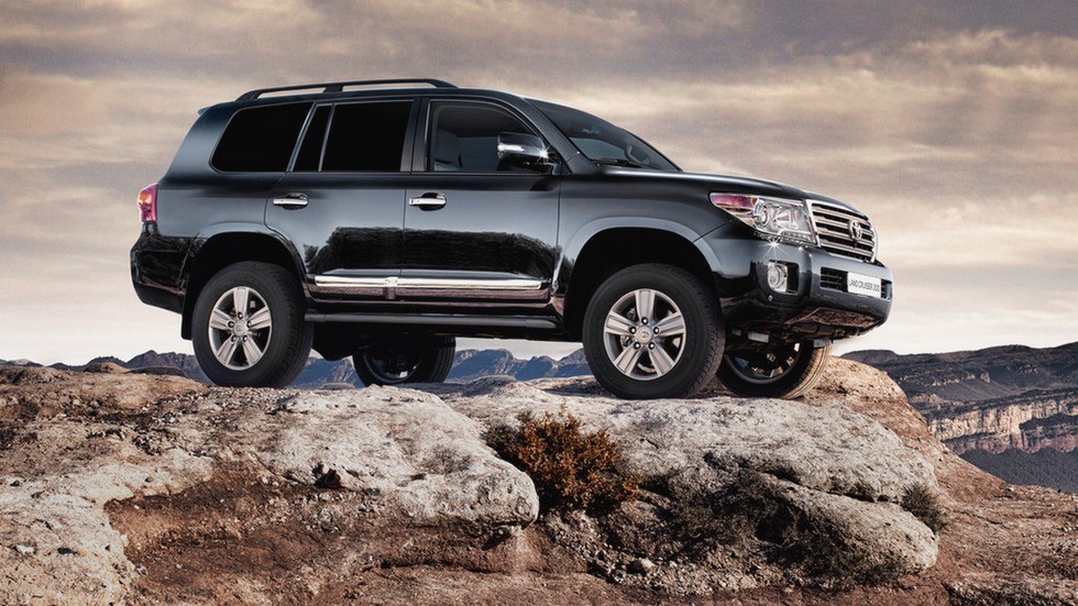 На фото: Toyota Land Cruiser V8 '2012–15