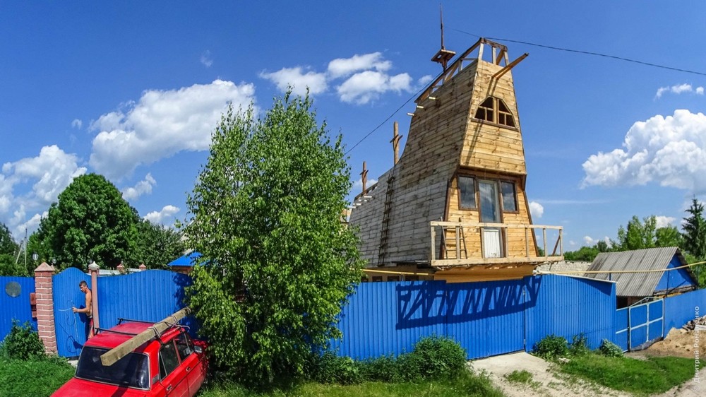 Модель галеона на дачном участке