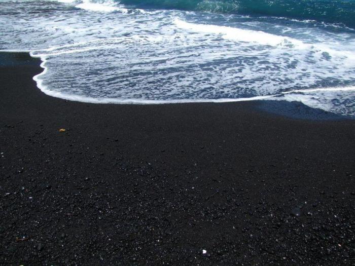 Необычные пляжи с черным песком (16 фото)