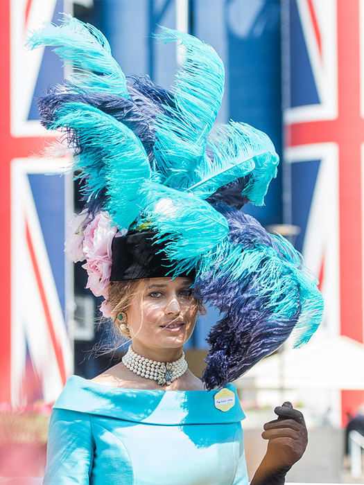 Павлин, черепа и клумба: 30 самых безумных шляп на скачках Royal Ascot