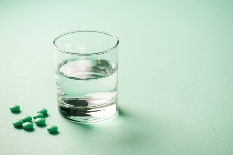 Про таблетки и капсулы: можно ли их делить, растворять или растирать. Чем их запивать лекарства,медицина
