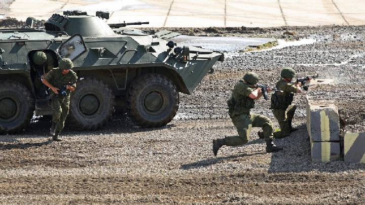 ТРАКТОРИСТ СТАЛ ГЕРОЕМ ЛНР: ПОДВИГ ОПОЛЧЕНЦА СНЯЛА КАМЕРА БЕСПИЛОТНИКА