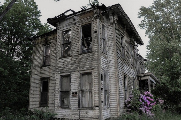 Заброшенный дом в окрестностях Буффало, который требует восстановления (США).