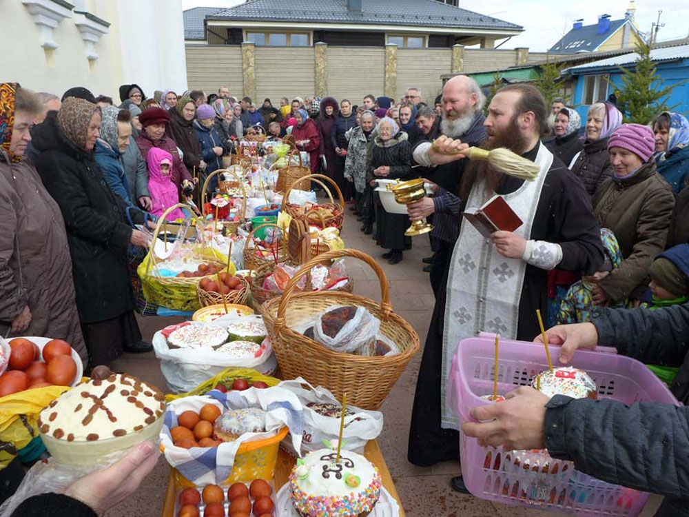 Можно ли освятить пасху дома самой. Освящение куличей на Пасху. Освящение куличей на улице. Освещение куличей на Пасху. Дивеево Пасха.