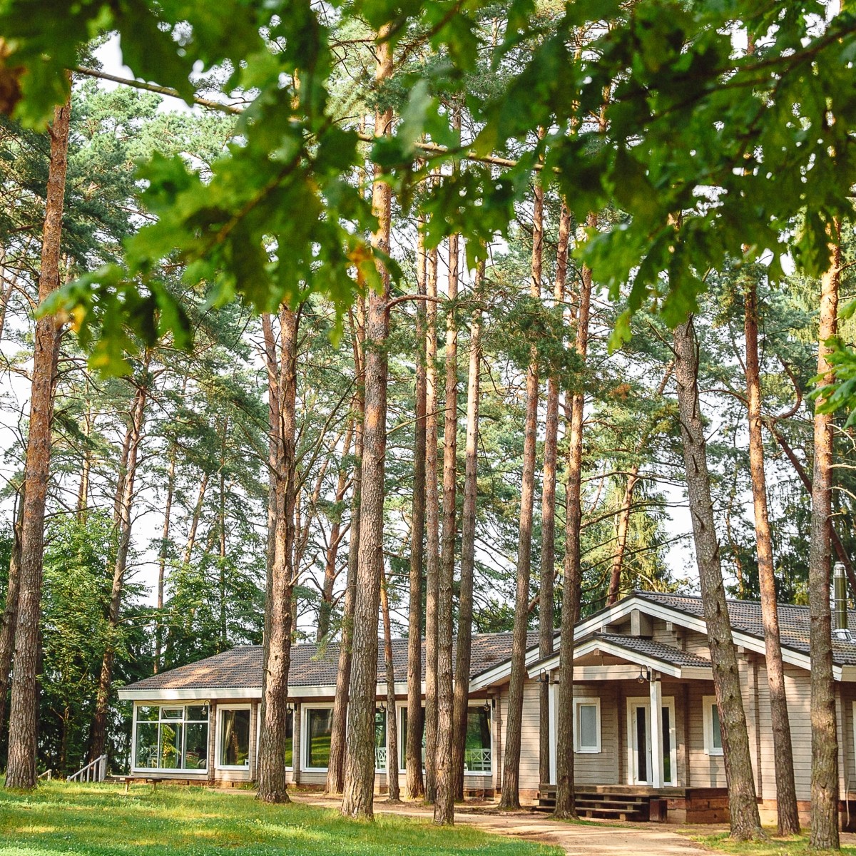 Хвоя новосибирск. Отель Pine River в Калужской области. Загородный отель Pine River в Калужской области. Пайн Ривер парк отель. Пайн Ривер Калужская область сфера.