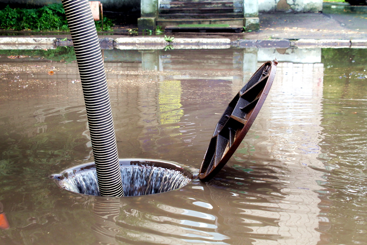Затонувшие после дождя улицы Твери откачивают по заявкам жителей