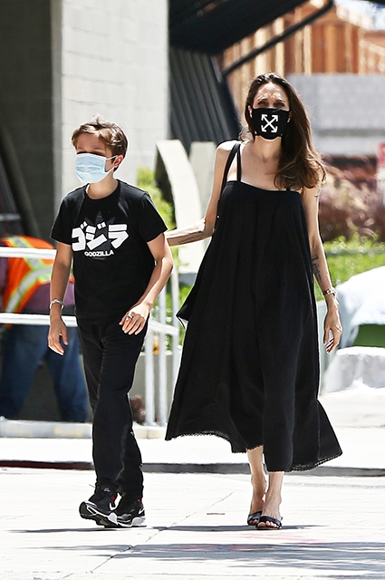 Анджелина Джоли на шопинге с сыном Ноксом в Лос-Анджелесе: новые фото Звездные дети