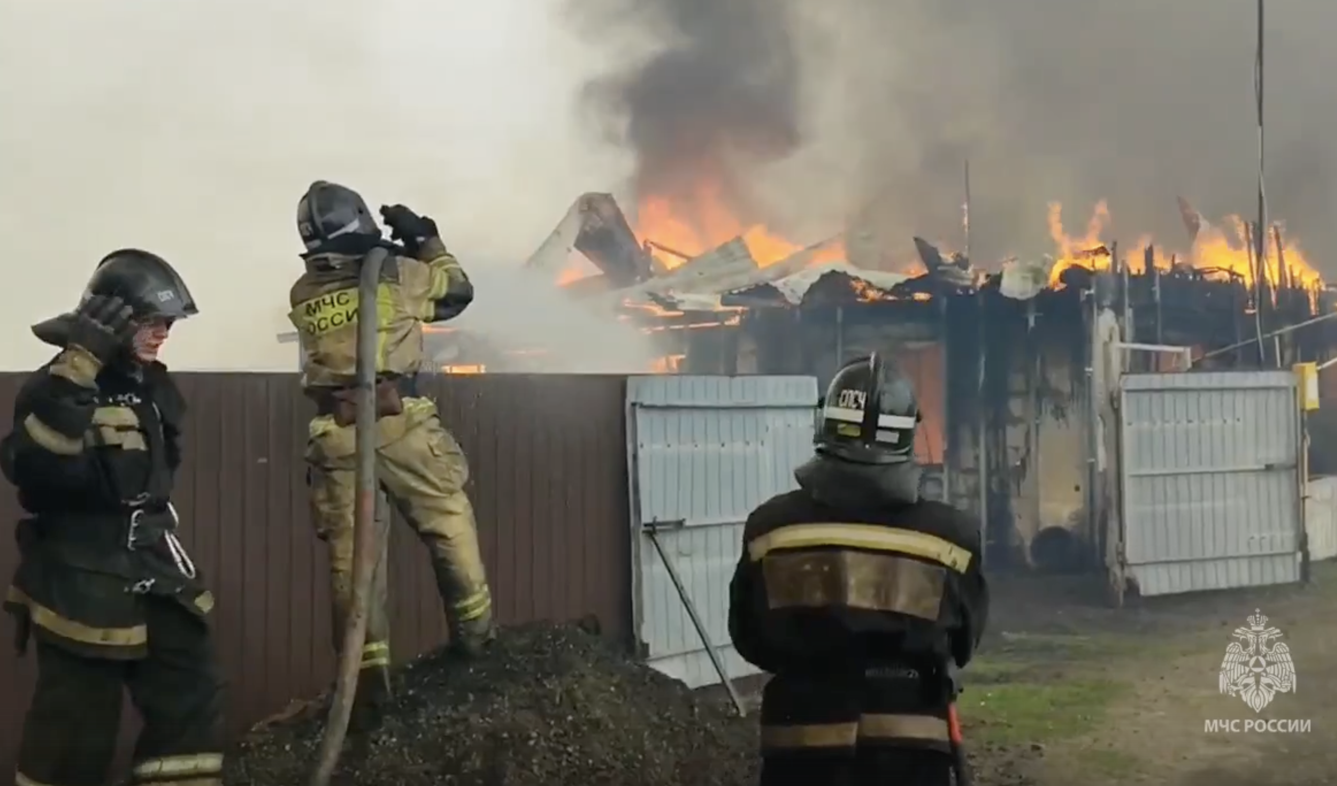 Пожары в краснодаре 2022. Ландшафтный пожар. Пожар в здании. Мчс пожары видео. Мчс регулирование.