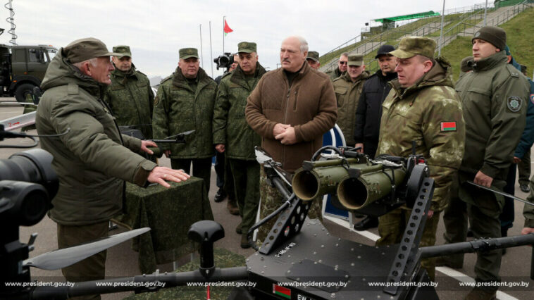 Лукашенко ознакомился с новинками белорусского военпрома