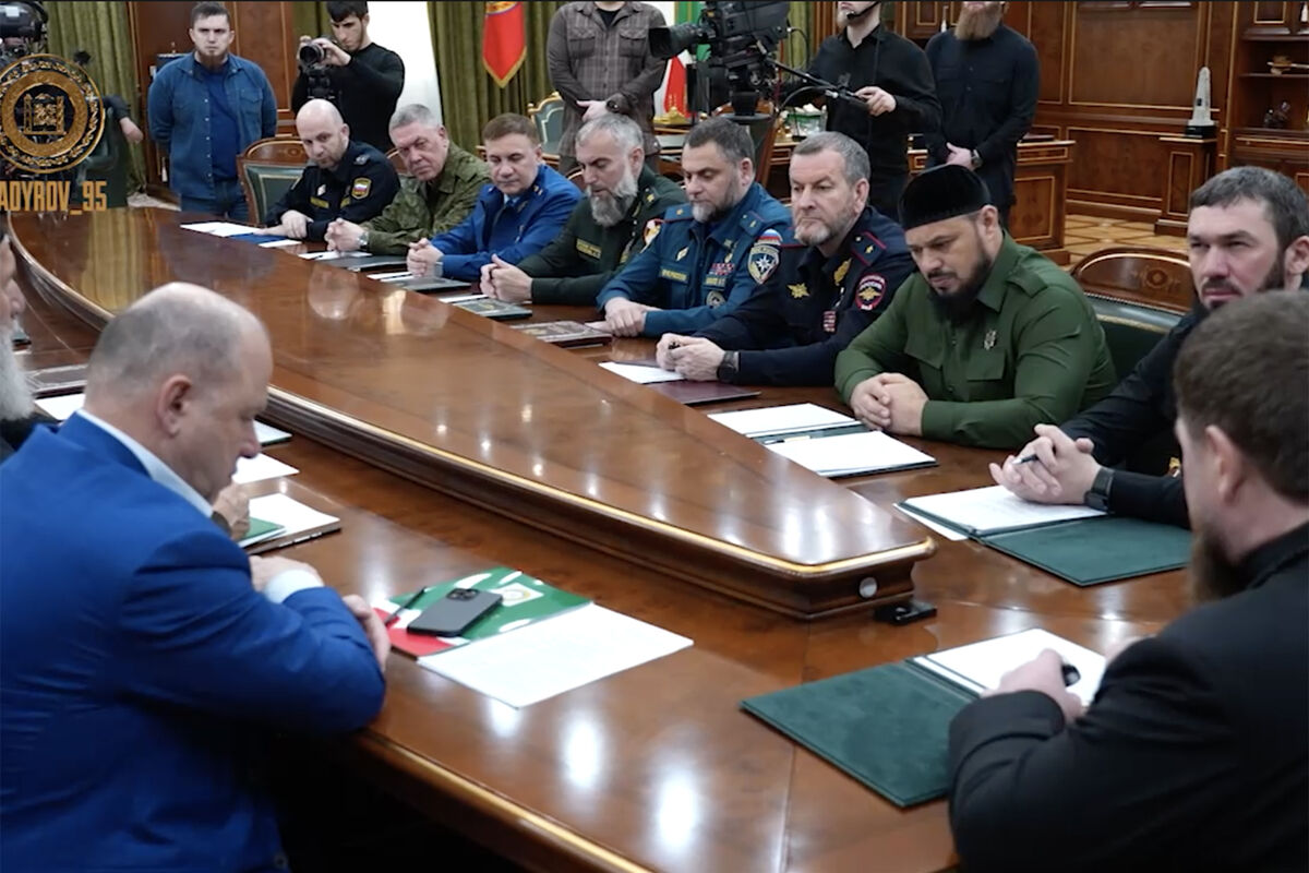 Глава МЧС Чечни Цакаев впервые появился на публике после скандала с задержанием