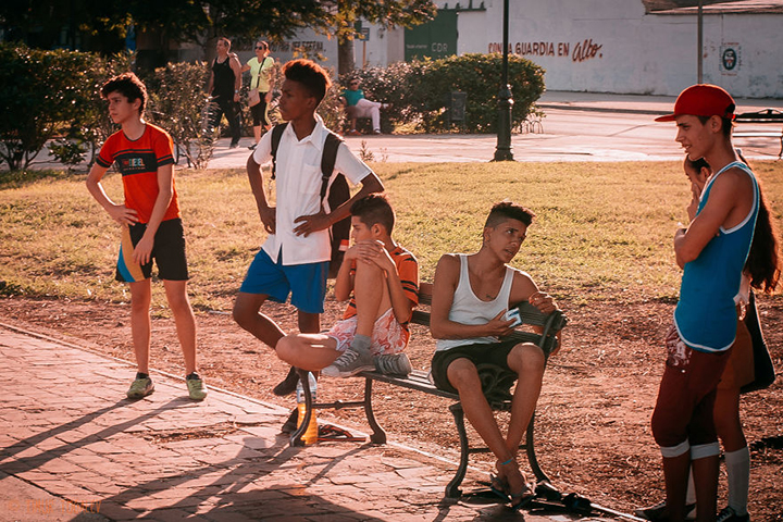 i-spent-20-days-in-cuba-documenting-the-life-of-local-people-17__880