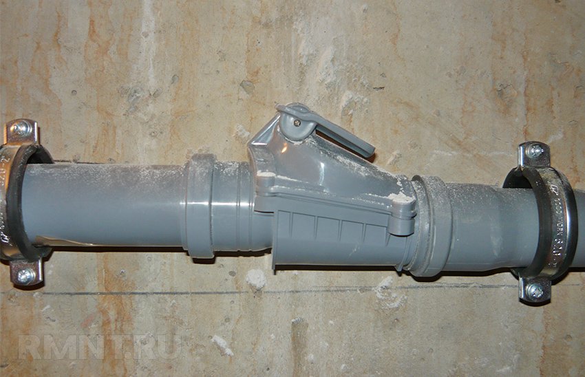 Обратный клапан на канализационной трубе