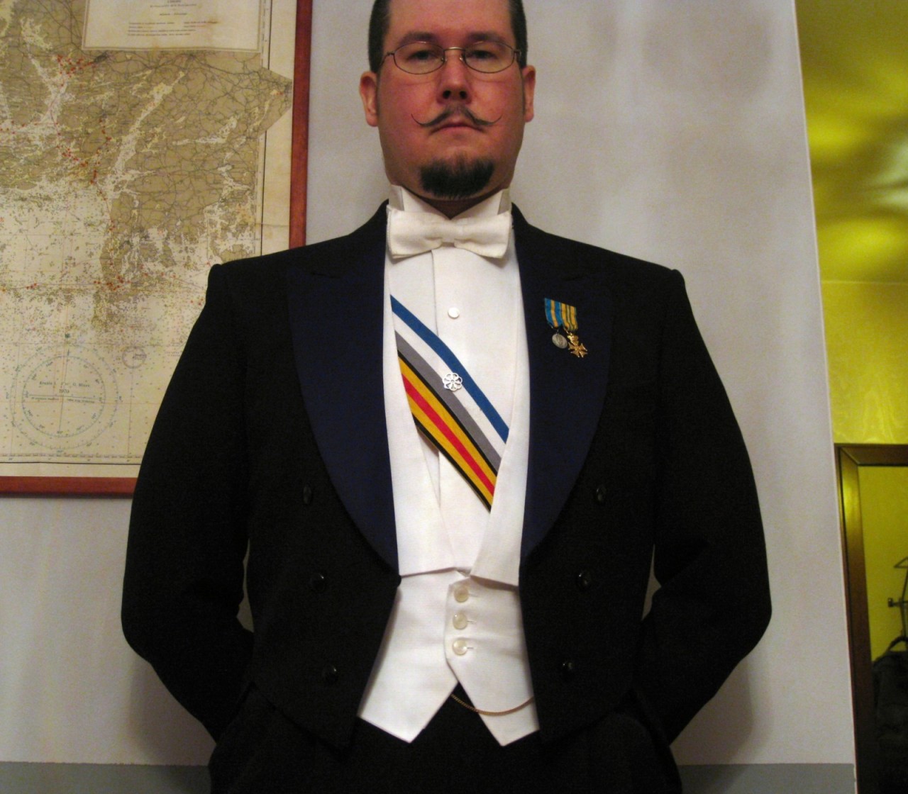 White tie — дресс-код членов королевских семей и европейской аристократии.