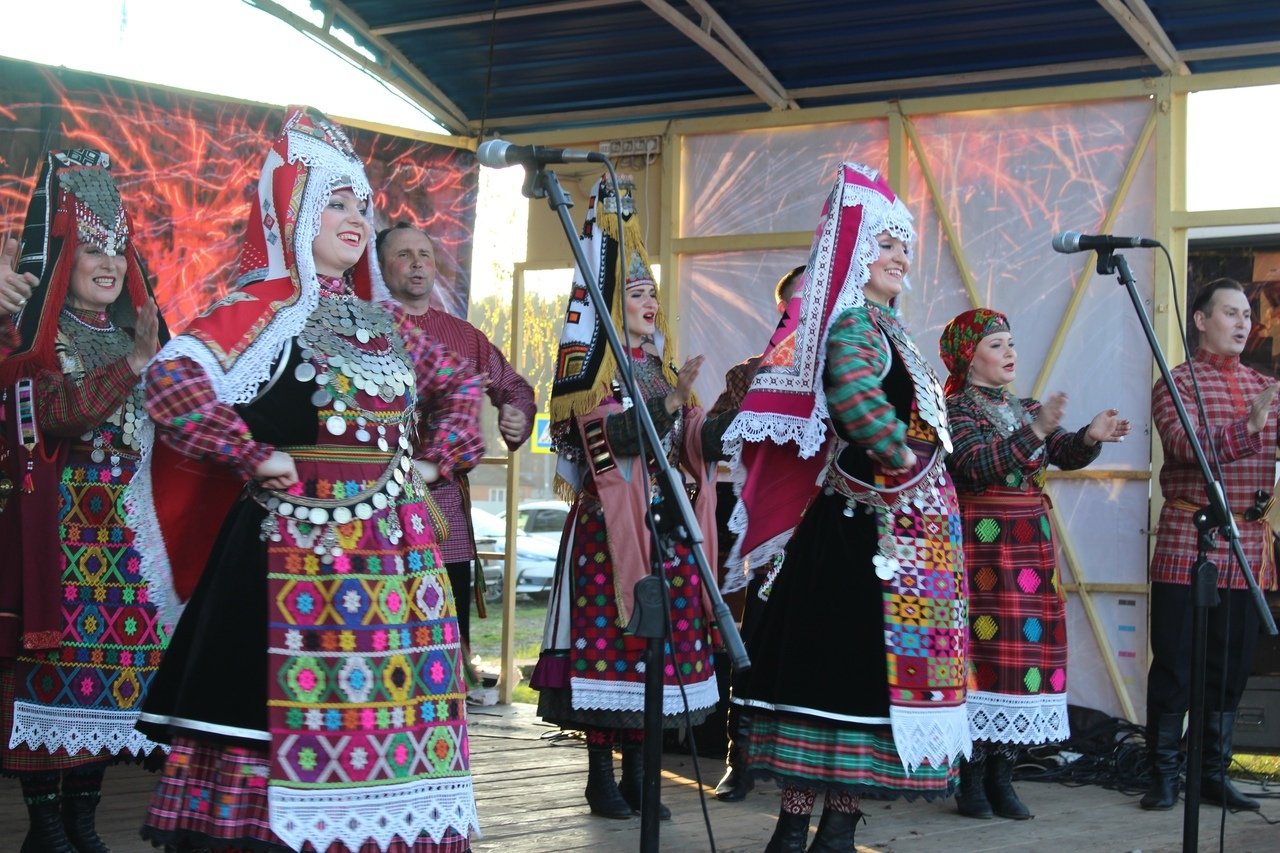 Народы проживающие в поволжском районе. Народы Поволжья удмурты. Одежда народов Поволжья удмурты. Удмурты 17 века народы Поволжья. Культура народов Поволжья Удмуртская культура.