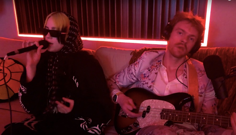 Брэд Питт с прогнозом погоды и Билли Айлиш на выпускном: как Джон Красински делает самое позитивное онлайн-шоу Звезды,Новости о звездах