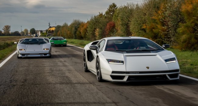 Lamborghini опубликовала серию фотографий первого выезда Countach LPI 800-4 на дороги Автомобили