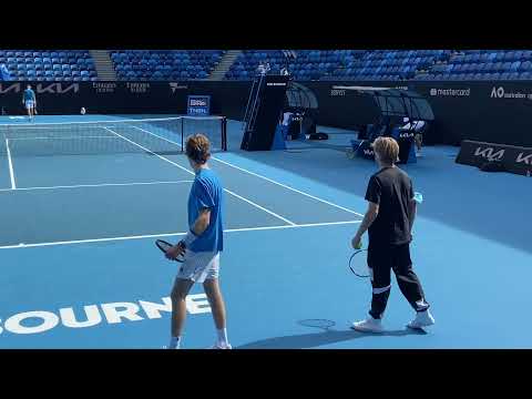 Рублев потренировался с Руудом на новом стадионе Australian Open