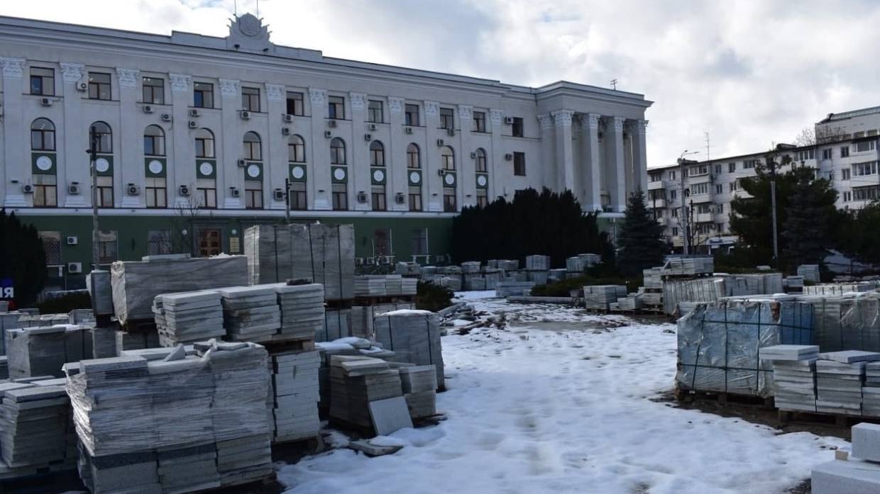 «Нужен еще месяц»: симферопольцы уже полгода ждут завершения работ на главной площади города Общество