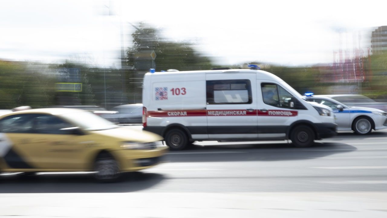 Самокатчик получил несколько переломов при столкновении с машиной в Петербурге