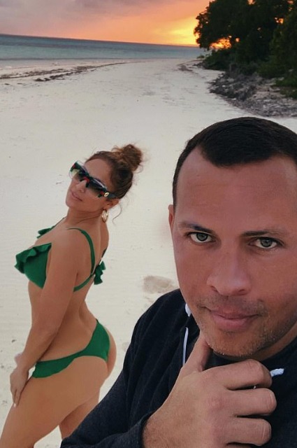 Дженнифер Лопес улетела в отпуск с Алексом Родригесом Звездные пары