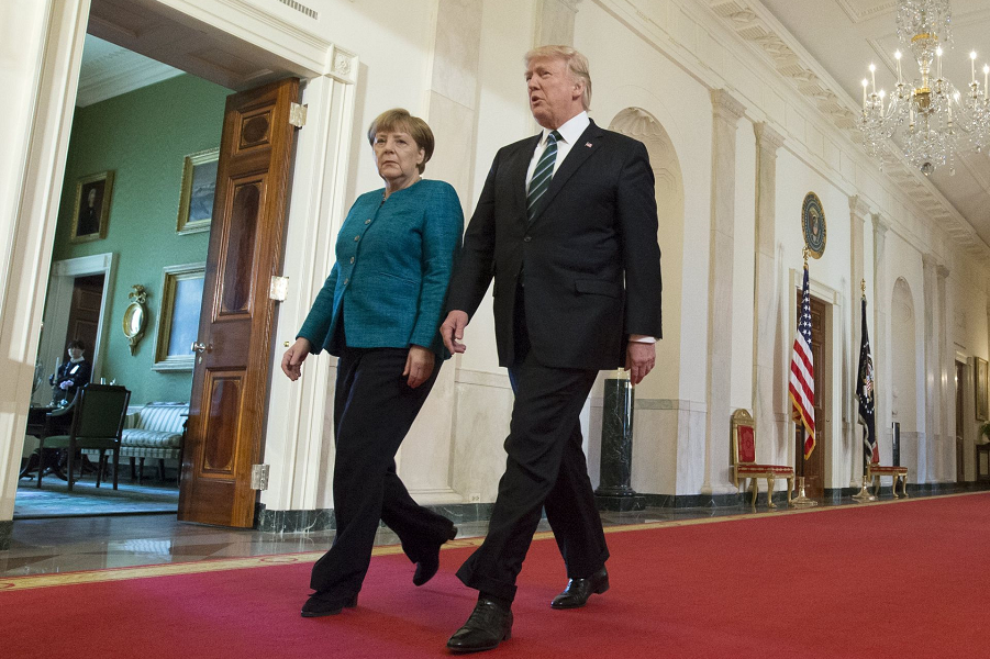 Меркель и Трамп идут в Восточное крыло Белого дома на совместную пресс-конференцию, 17.03.17.png