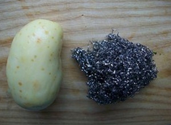 Молодую картошку можно очистить с помощью мочалки